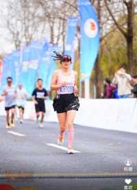 我跑，我努力跑，我用尽全力跑，长江半程马拉松完美完成(＾.＾)✌️