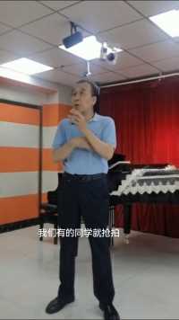王泽成人钢琴课堂随拍，上课内容《月朦胧鸟朦胧》节奏与琶音。7月23日初级班。