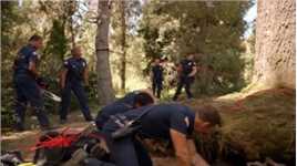 一棵大树吃人，垂直压在人身上，看消防员怎么救援？