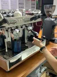 咖啡馆的拿铁咖啡的制作流程#咖啡