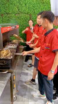 想学特色烤鱼技术吗？来华飞餐饮实训基地，师傅亲自教授，学员全程动手实操，有想学的联系我！不管是贵州贵阳、六盘水、遵义、安顺、铜仁、毕节、黔西南、黔东南、黔南等地都可以来学#贵州万州烤鱼技术#贵州烤鱼加盟多少钱#摆摊创业好项目#贵州夜宵大排档技术#贵州烧烤技术