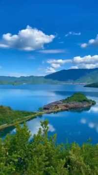 人生必去泸沽湖|||📍泸沽湖，你值得拥有❤️
阳光明媚，波光荡漾，碧水蓝天，手机都无法还原出这片湖光山色的美[烟花]🌈💕💫