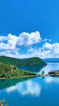 沪沽湖|||泸沽湖|||“泸沽湖” 高原上的明珠，静谧而美丽，宛如人间仙境！登上泸沽湖小岛，探寻它的神秘传说，聆听古老的摩梭情歌，感受那份浓郁的浪漫气息！