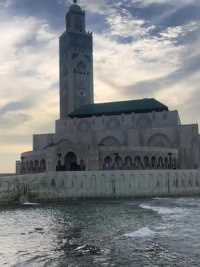 哈桑二世清真寺位于摩洛哥王国的卡萨布兰卡市区西北部，坐落在伊斯兰世界最西端。清真寺的建造与已故国王哈桑二世有着直接关系。