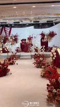 玫瑰红与白的质感交织🔴⚪️怎让人不陷落于这份浓郁且热烈的婚礼现场。#玫瑰红婚礼#红白色婚礼#广州婚礼#白云宾馆#佛山婚礼 #红白色婚礼