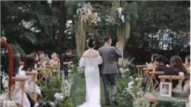 初夏的阳光温暖的刚刚好🏜
伴随着微风轻拂，树叶微微摇晃🍃
充满幸福的哽咽着说出相守一生的誓言。💍#广州婚礼#户外婚礼#森系婚礼#绿白色婚礼#花园酒店