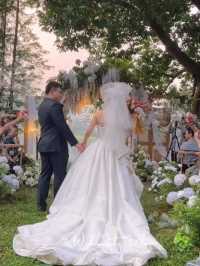 森系暮光之城婚礼🍃🌿犹如仙境般时刻🥂​满足新娘的白绿色森系暮光之城，纯粹的经典的白绿色自然风融合进自然环境，现场比视频更美 更有氛围感哦。是梦中的森系婚礼没错啦~🍃🍃
#广州婚礼#户外婚礼#草坪婚礼#白云湖畔