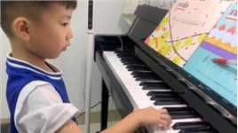 练钢琴🎹 第一次正式学演奏，好认真，就是不够放松。没关系，儿子加油。坚持✊