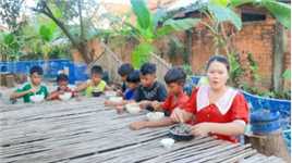 越南表姐生了7个男孩，每天发愁吃什么，好心隔壁邻居送来牛胎盘