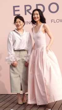 #刘雯 粉色长裙 超模就是超模 大表姐独特的骨感美～