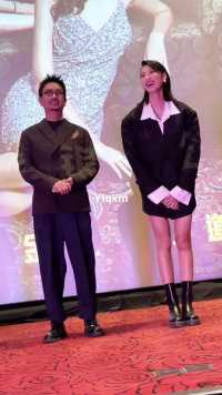 56岁#谢君豪 携34岁#王丹妮 出席#电影毒舌律师 上海路演 这状态如何？