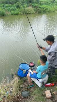 记录一下大儿子在他叔的辅助下，钓上来人生第一条鱼🐟！