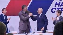 武切维奇当选塞尔维亚执政党新任主席，与武契奇握手相拥交接