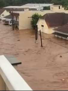 巴西南里奥格兰德州暴雨已致至少10死 山体滑坡桥梁坍塌房屋泡水中
