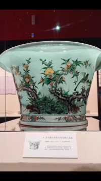 清康熙（1662—1722）冬青釉五彩描金花鸟图大花盆，故宫博物院藏！