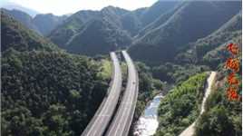 无人机航拍广西山区深处的高速公路，一路山青水秀风景状美