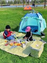 又到了野餐的季节，这个小帐篷从去年用到现在了，一提一拉好收纳，室内户外都可以用，孩子超喜欢的#一起去野餐吧 #露营帐篷