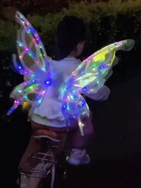 哪个小朋友会拒绝这个电动蝴蝶翅膀呢，会动，会发光，还有音乐，出门回头率直接拉满，女儿太喜欢啦#儿童礼物 #蝴蝶翅膀