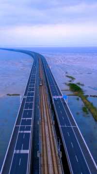 #石臼湖特大桥                              #石臼湖特大桥距南京市区七十公里，这段路没有高速，过来需两个小时，连续过来两天，都是到了下午天气变阴了，没有拍出天空之镜的效果