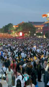 昨天傍晚，大雁塔南广场“玄奘法师”的眼前乌央乌央全是人，足有一亿人吧 #大唐不夜城 #旅行大玩家