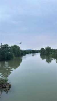 坐在孔目江河边喝酒🥂。#青山绿水 #好山好水好风景 #天然氧吧 