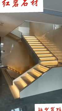 大理石楼梯放灯带效果。💕