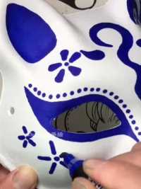 原声绘画在面具上的蓝色图案设计。#手工diy #手绘 #绘画过程 #手绘面具 #面具
