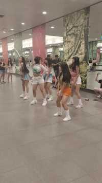 滨海舫地铁站隧道里的舞蹈爱好者。