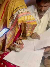 巴基斯坦帐篷村嫁女儿，当地的结婚证就是一份合同书，夫妻双方分开签字，必须哭的从娘家走出去，这个有点看不了，难受