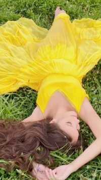 千金谢尔巴科娃：黄色公主裙，化身花仙子，袭扰人间，美到窒息。