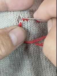如果不是过年都不告诉你们，补这个毛衣破洞只用一根手缝针就能完美修复！#缝补小技巧 #针线小妙招 #手工