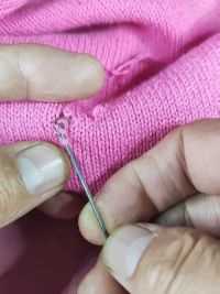 只要会用这个小钩针，毛衣破洞补起来就跟玩似的，关键还没痕迹！#缝补小技巧 #手工 #针线小妙招