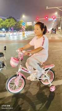 骑单车的女孩。在繁华闹市大街上，是最靓的仔。快乐最美的女孩。👍🏻🌹🌹🌹