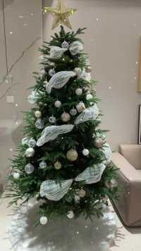 #圣诞节 #圣诞树 #布置 今天要在客厅一角 放一棵圣诞树