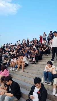 哈尔滨松花江畔坐满了人，大家都等的看日落。