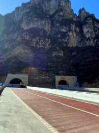鹤辉高速和山西交界处。这是轿顶山隧道出口。
