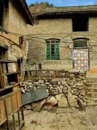 山西陵川农村，不超过一百年的房子，毕竟山西有煤矿，从房子看出，山西很富的