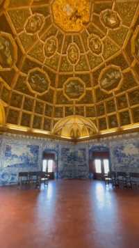 ＂辛特拉宫位于葡萄牙里斯本附近的辛特拉，它是葡萄牙保存最完好的中世纪皇家宫殿，从15世纪初到19世纪后期或多或少有王室连续居住。作为辛特拉文化景观的一部分，被联合国教科文组织列为世界遗产。＂