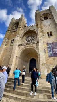 ＂里斯本主教座堂（葡萄牙語：Santa Maria Maior de Lisboa，Sé de Lisboa）是罗马天主教里斯本宗主教区的主教座堂，位于葡萄牙首都里斯本最古老的城区阿尔法玛区。它是里斯本最古老的一座教堂，自1147年兴建之日起，已经历经多次地震而幸存，并曾改建数次，因此混合了多种建筑风格，包括罗曼式、哥特式、巴洛克。＂～维基百科