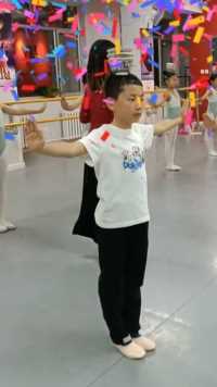民族的就是世界的，蒙古族顶碗舞从小练就扎实功底！
