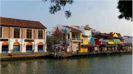 马来西亚马六甲河两岸风光，河岸边整齐排列着中式南洋风格的民居。
