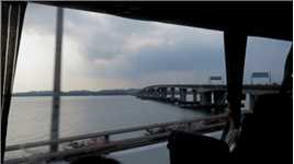 这是我们过了新加坡西部的大士关卡坐车前往马来西亚的画面。首先看到连接新加坡和马来西亚的跨海大桥，然后行驶在跨海大桥上，这里靠近马六甲海峡。这是我们坐车过了新加坡西部的大士关卡前往马来西亚的画面。首先看到连接新加坡和马来西亚的跨海大桥，然后行驶在跨海大桥上，这里靠近马六甲海峡。