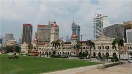 吉隆坡的独立广场周围有苏丹阿卜杜勒·沙马德大厦、雪兰莪皇家俱乐部、国立历史博物馆和纪念图书馆、圣公会圣玛利亚座堂、吉隆坡火车总站等极具历史价值的建筑物。马来西亚曾先后被葡萄牙、荷兰、英国占领，在20世纪初完全沦为英国殖民地。1957年8月31日马来亚联合邦宣布独立。
