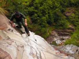 这是2013年8月4日我们在天台清水谷溯溪的一些照片。溯溪的路途中经常会出现悬崖峭壁，因此登山绳是领队随身携带的装备之一（图15图16）。