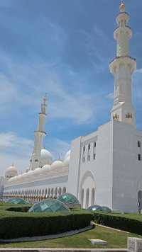 位于阿布扎比的谢赫扎伊德清真寺是阿联酋最大的清真寺，也是世界第三大清真寺，它具有四项世界之最：世界上最奢华的清真寺，所有的建筑都由印度进口的汉白玉建筑而成，永不变色；世界最大的阿拉伯圆顶；世界最大的水晶吊灯。