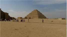 萨卡拉金字塔是埃及现有金字塔中年代最早的，约建于公元前2700年，也是世界上最早用石块修建的陵墓。该金字塔位于开罗南郊30公里，由多个金字塔组成。其中最著名的是阶梯金字塔，为古埃及第三王朝国王左塞尔的陵墓。