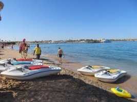 与赫尔格达的度假村连成一体的海滨浴场。