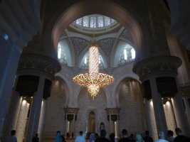 谢赫扎伊德清真寺内的水晶吊灯被誉为是世界上最美的。其中悬垂在主祈祷殿的镀金枝型水晶吊灯被称为是世界上最大的，它是专门从德国定制而来，由11000多颗施华洛世奇水晶组成，非常的艳丽。