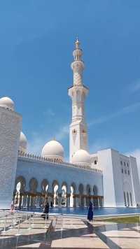 谢赫扎伊德清真寺是阿联酋最大的清真寺，也是世界第三大清真寺。它是世界上最奢华的清真寺，所有的建筑都由印度进口的汉白玉建筑而成，永不变色。