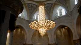 谢赫扎伊德清真寺内的水晶吊灯被誉为是世界上最美最大的。悬垂在主祈祷殿的镀金枝型水晶吊灯，是专门从德国定制而来，由11000多颗施华洛世奇水晶组成，非常的艳丽。